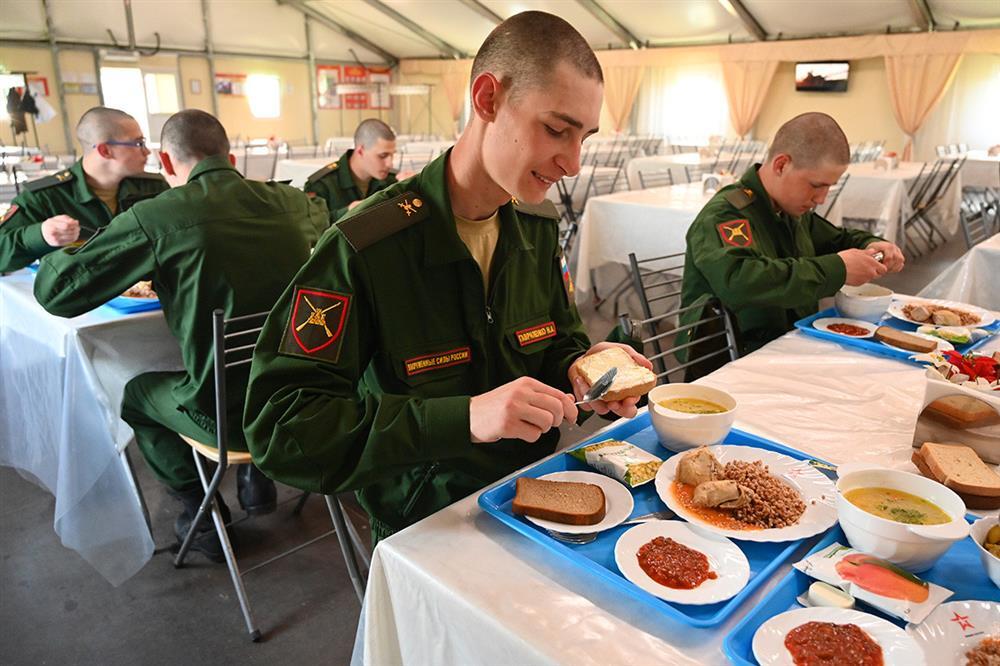 солдаты в столовой